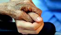 中国老人正在调整预期，以便子女仍符合“孝子”的标准 | 专访