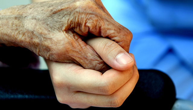 中国老人正在调整预期，以便子女仍符合“孝子”的标准 | 专访