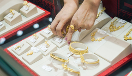 老鋪黃金赴港IPO：周大福等同行突擊入股，產(chǎn)品頻頻漲價(jià)引消費(fèi)者不滿