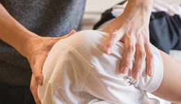 年轻人挤满推拿科夜门诊，会让中医推拿爆火吗？