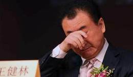 “两个男人”出手，王健林长舒一口气