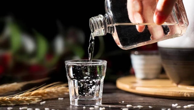 “股王”茅台发钱与白酒股低迷：市场分化下的白酒发展新机遇