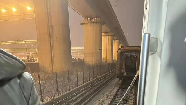 北京地铁昌平线两节车厢发生分离：30余人受伤，西二旗站封闭