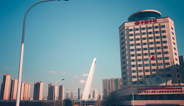 央企中鐵闖入舊改、代建領(lǐng)域，今年公開拿地金額大降近五成