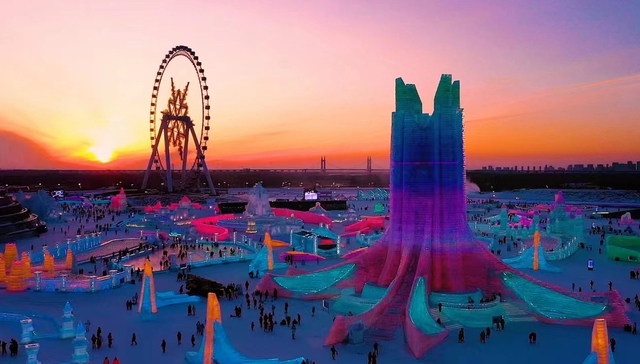 冰雪大世界开园首日预约4万人，今年哈尔滨旅游为何这么火?