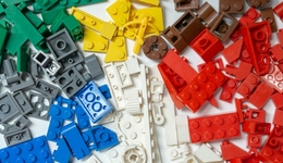 从“山寨门徒”到“逆势崛起”，疯狂内卷的国产积木离打败乐高还有多远？