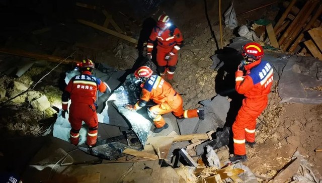 地震致甘肃105人遇难，受灾居民：村里已恢复水电，应急物资送达