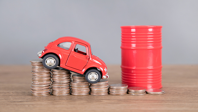 今年成品油价“六连跌”收官，加满一箱油少花16元