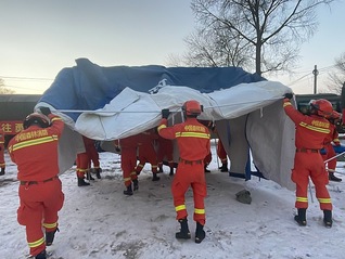【图集】各地救援组织陆续到达现场，御寒物资最为紧缺