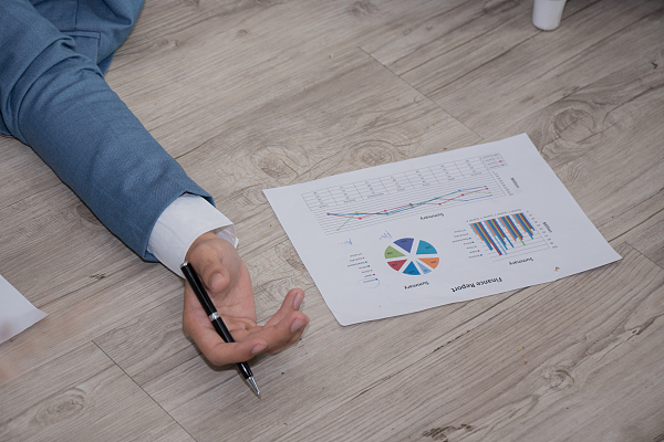 湖北英山长江村镇银行原行长身亡，警方：系中毒，个人债务问题正调查中