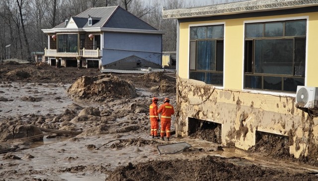 【特写】地震砂涌掩埋的村庄