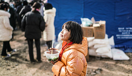 【圖集】“來了都能吃”：災區(qū)安置點，冬天里的一碗簡易拉面