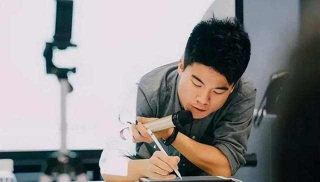 移动电商,花西子,东方甄选,公关危机,消费者心理,消费者行为,乌合之众