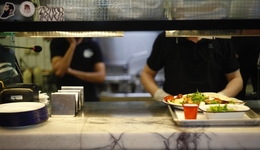 不愿去餐厅吃饭的年轻人，爱上了商超餐饮区