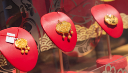 县城小街，挤满金店