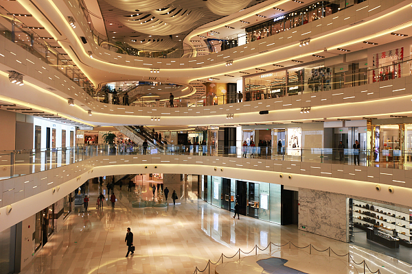 今年逛商场，只敢去负一