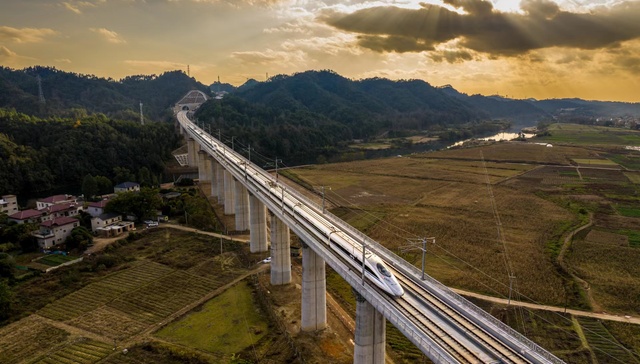 今日两条铁路开通，南昌成为3条时速350公里高铁交汇枢纽