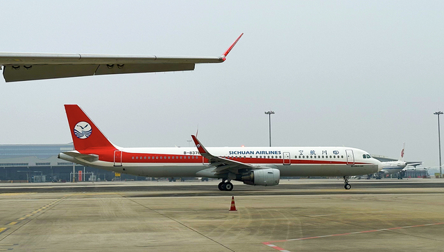 耗时两年多，川航终于等来股东的百亿增资