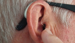 1.2億聽障“銀發(fā)族”需求爆發(fā)，本土助聽器品牌如何搶占國產(chǎn)替代風口？