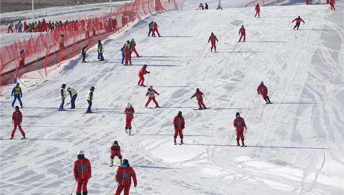 国内多地接连举办冬季赛事，冰雪消费热度飙升