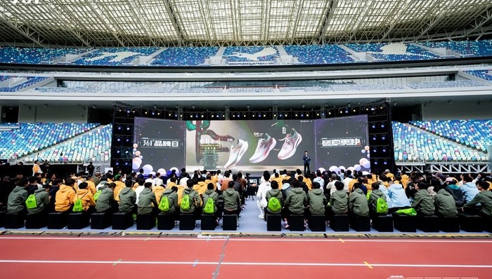 361°签约NBA球星、再发跑鞋新品，国产运动品牌在跑步和篮球正面交锋