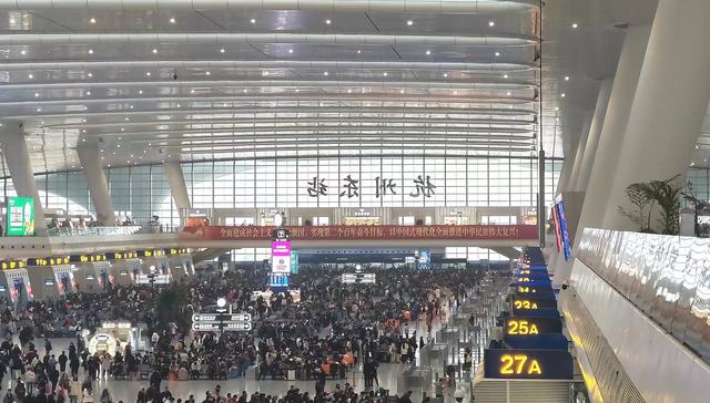 元旦假期来临：跨年热门地人气飙升，多城地铁延时运营