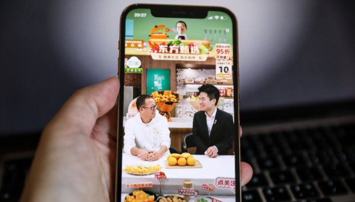 董宇辉,罗永浩,直播电商,消费,李佳琦