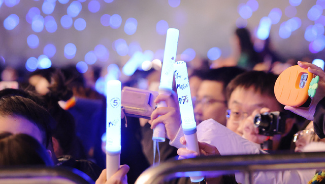 抢票、假唱和生态挤压，2023年线下演出的冰与火之歌｜回望2023㉗