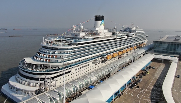 3000余名乘客登船，国产首艘大型邮轮今日商业首航