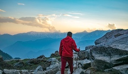 羽絨服的風(fēng)頭，全被它搶了：賣到斷貨的沖鋒衣，成了“打工人最好的醫(yī)美”？