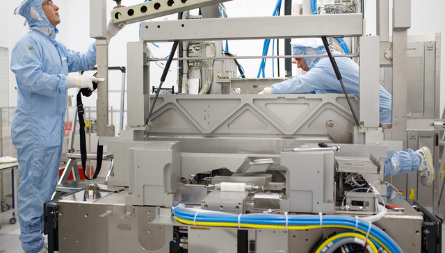 荷兰政府撤销ASML两款光刻机的出口许可，中方回应将密切关注动向