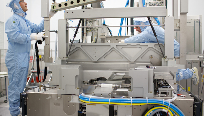 荷兰政府撤销ASML两款光刻机的出口许可，中方回应将密切关注动向