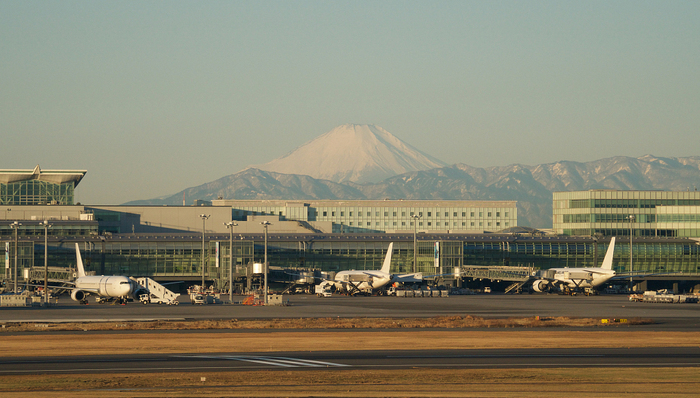 日航一架A350客机降落时起火，机上379人已全部撤离