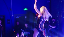 霉霉大电影，给了年轻人一个“发疯”的机会