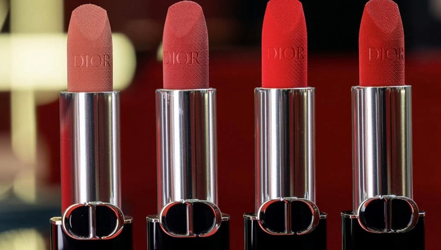 迪奥烈艳蓝金唇膏升级包装设计，完美日记仿生膜口红推出新年“锦鲤”色号｜是日美好事物