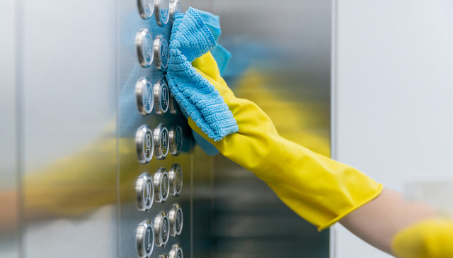 一个时刻保持干净的超级城市背后，是一群人的过劳