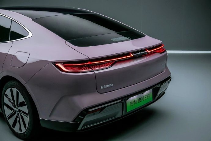 闪电快讯 | 吉利将800V带入B级家轿市场 俞敏洪将成银河E8首位车主