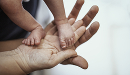 襄阳健桥医院被举报将代孕婴儿伪造成“龙凤胎”，卫健委：已向上汇报