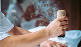 瘋狂氪金養(yǎng)生的年輕人：坐高鐵去按摩、樓道里練八段錦