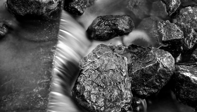 河南平顶山一煤矿发生煤与瓦斯突出事故，8人遇难15人失联