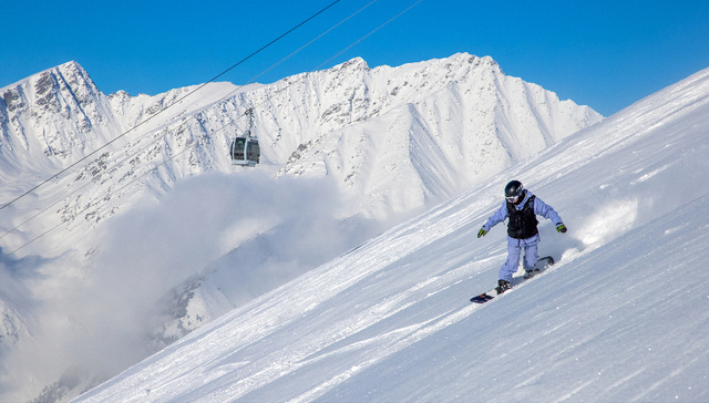 新疆阿勒泰多处山路遭遇雪崩，滞留游客：食宿已免费，仍在等待通车