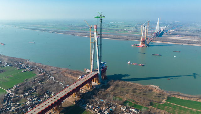 世界最大跨度三塔斜拉桥南主塔封顶