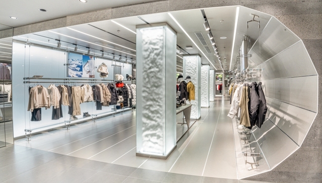 都想学始祖鸟“溢价效应”，运动品牌重回线下门店战场