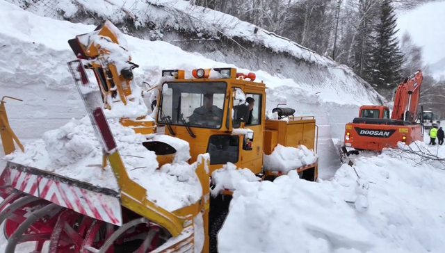 新疆阿勒泰遭遇雪崩山路已抢通，千名滞留游客正陆续下山