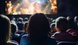 2023国产电影翻拍观察：国外的月亮，国内阴晴圆缺