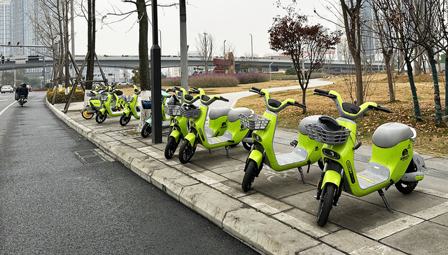 冒着违规风险投放，共享电单车悄然争夺二线城市市场
