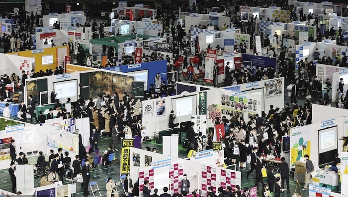 日本“冰河一代”的教训：年轻时失业会有长期“创伤”丨数据说话