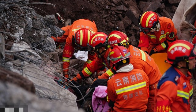 地方新闻精选｜专家分析云南山体滑坡初步成因 湖南一干部无证酒后驾车找人顶包被处理
