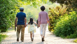 聚焦“一老一小”，多省份政府工作報(bào)告提出工作計(jì)劃