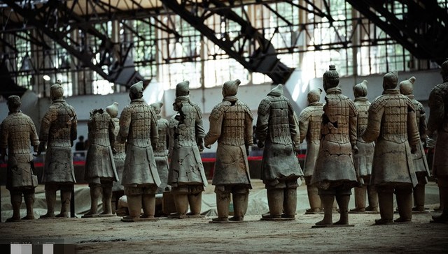 地方新闻精选｜秦始皇陵发现“帝国第一陪葬墓” 泉州辟谣“市文旅局长徒手劈砖”